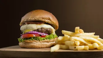 Cât de periculoase sunt combinațiile alimentare de care toată lumea fuge? Condimentele, pâinea și carnea cu cartofi nu sunt un pericol, spune nutriționistul: „Nu trebuie să mâncăm fără gust ca să slăbim”. EXCLUSIV