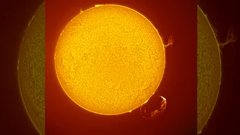 Tornadă solară uriașă și o erupție de plasmă spectaculoasă, surprinse simultan pe suprafața Soarelui FOTO