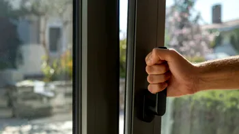 De ce să nu laşi geamurile rabatate când pleci de acasă? Trucul cu ajutorul căruia hoţii pot intra în locuinţă foarte uşor