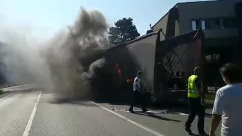 Circulație blocată pe DN6, din cauza unui incendiu. Anvelopa unui camion a luat foc, fum dens și flăcări pe șosea