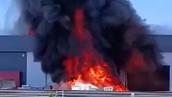 Incendiu de proporții la un depozit din Iași, lângă o hală de reparații auto. A fost trimis mesaj RO-ALERT din cauza fumului dens