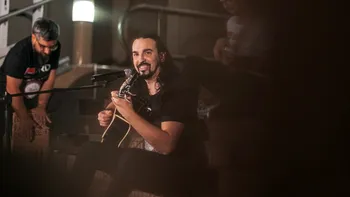 INTERVIU Flavius Buzilă, solist Hara, comediant și proaspătă senzație pe rețelele de socializare: „Sunt înjurat nonstop de fanii unei anumite direcții politice. Mă acuză că sunt plătit”