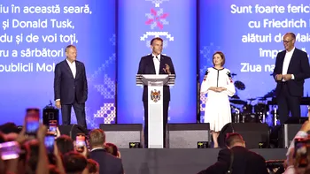 Emmanuel Macron și Donald Tusk, discursuri în limba română, la Chișinău. Ce i-au rugat pe moldoveni: „Nu lăsați Rusia să se întoarcă aici”