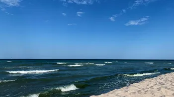 Deși pare că bate vântul pe litoralul românesc, există stațiuni de la noi care sunt ocupate până la refuz. Reprezentantul unei agenții de turism ne explică de ce și ne spune care sunt principalele neajunsuri privind serviciile din România. EXCLUSIV