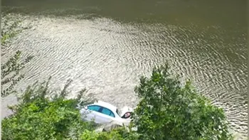 Trafic restricţionat pe Valea Oltului (DN7). O maşină a căzut în apă, ce se întâmplă cu şoferul