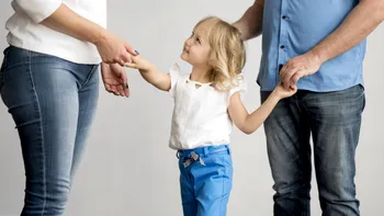 Obligațiile legale ale părinților care pleacă la muncă în străinătate și își lasă copiii în țară. Notificarea pe care trebuie să o trimită autorităţilor locale