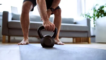 De ce provocarea virală de pe TikTok cu 100 de balansări pe zi cu gantera rusească poate fi periculoasă. Sfaturile specialiștilor