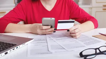 Cât economisești dacă plătești anticipat un credit pe 30 de ani: simulări pe sume reale