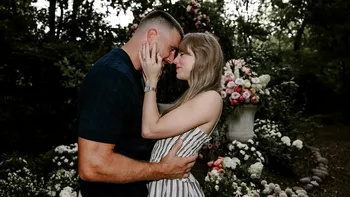 Taylor Swift s-a logodit. Artista a primit un inel spectaculos de la Travis Kelce FOTO