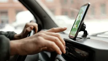 Ai voie să foloseşti telefonul în timp ce stai la semafor, în maşină? Legea spune clar, în 2025