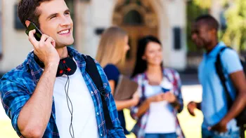 Tăcerea intenționată a adolescenţilor la telefon: O nouă paradigmă de comunicare digitală