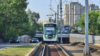 Două tramvaie s-au lovit în București. Un copil a fost rănit și transportat la spital
