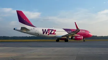 Incident pe Aeroportul Băneasa: Flacără sub cabina unui avion Wizz Air după aterizare. Comandantul a declanșat ieșirea de urgență, pasagerii au fost evacuați în siguranță