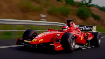 A condus ani de zile un Ferrari-Dallara F1 pe drumurile publice și a fost, în sfârșit, arestat. Povestea „curajosului” care transforma străzile în piste