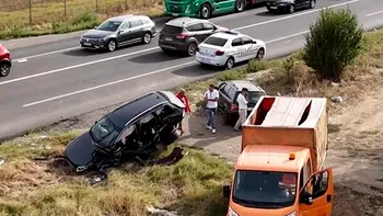 Greșeala care a provocat accidentului în lanţ din Ialomiţa, explicată de polițiști la fața locului. Două mașini au fost aruncate de pe șosea, 4 copii sunt în spital