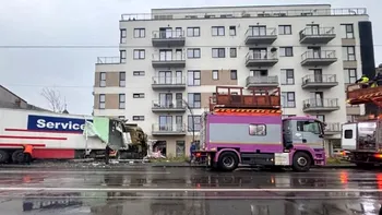 Accident în Cluj-Napoca: un TIR a lovit două autoturisme și s-a oprit într-un bloc. Șoferul a ajuns la spital