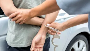 Adolescentul de 17 ani care a trimis e-mailuri de ameninţare cu atacuri armate în şcoli şi spitale din România a fost arestat