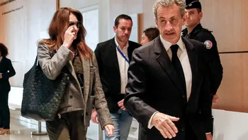 Carla Bruni, de nerecunoscut la tribunalul din Paris. Ce a făcut soţia lui Nicolas Sarkozy, la ieșirea din sala de judecată