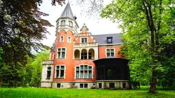 Superbul castel din România de care puţini au auzit. Rivalizează cu Peleş şi este într-o zonă superbă a ţării