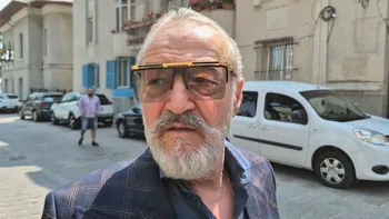 Câţi bani a împărţit Gigi Becali unor elevi de liceu? S-a întâmplat în curtea unei şcoli din Bucureşti: 