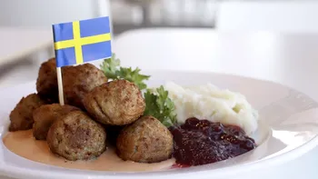 Ce a găsit o femeie în punga cu mâncare de la Ikea. A filmat întreaga peripeţie de la restaurantul magazinului: 
