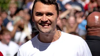 Ce se știe până acum despre moartea lui Charlie Kirk, apropiat al lui Donald Trump. Activistul de 31 de ani a fost împușcat mortal. Cine este principalul suspect