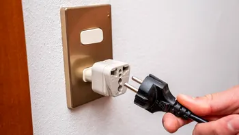 Cele 11 electrocasnice pe care ar trebui să le scoți întotdeauna din priză când pleci de acasă pe perioade mai lungi, potrivit electricienilor
