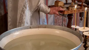 Cine este preotul care a certat o mămică pentru că şi-a hrănit bebeluşul înainte de botez. A început să ţipe în biserică: 