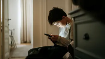 Cum îți dai seama dacă copilul tău folosește telefonul pe ascuns și a găsit metode să ocolească controlul parental