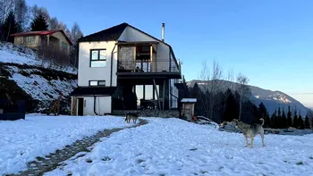 Povestea unei românce care și-a găsit marea dragoste în Spania, dar s-a întors să își facă o afacere în România. „De la mine din curte se poate ajunge la Piatra Craiului”. EXCLUSIV