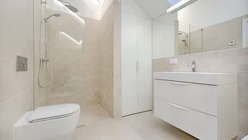 Cum aerisești corect baia. Greșeli pe care mulți le fac și de ce nu e bine să o faci noaptea