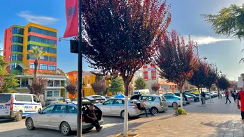 Cum poţi plăti amenzile de parcare în Albania? Românii din Ksamil se plâng că nu au unde parca: 