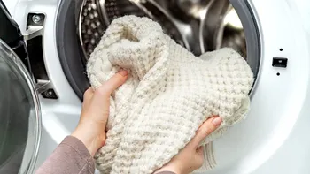 Cum să-ți păstrezi puloverele preferate fără să se degradeze după câteva spălări. Metode simple și la îndemâna oricui