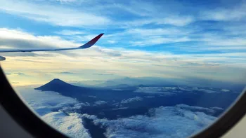De ce ar trebui să eviți locul de la geam în avion. O însoțitoare de zbor dezvăluie riscul la care sunt expuși pasagerii