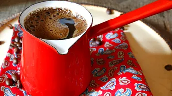 De ce cafeaua la ibric iese amară? Apa folosită, una dintre greşelile făcute