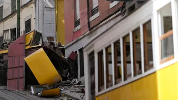 Dezvăluirile martorilor tragediei de la Lisabona: “Era scăpat de sub control. S-a prăbușit ca o cutie de carton”. O fetiță de 3 ani a supraviețuit ca prin minune, tatăl ei a murit
