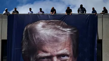 Cultul personalității se instaurează în SUA: portrete uriașe cu Trump pe clădiri federale stârnesc indignare, dar și îngrijorare