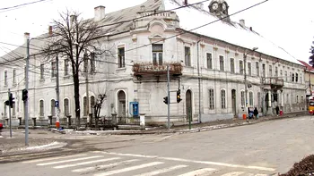 Filmare din cadrul judecătoriei Turda. O femeie a leșinat, după ce concubinul împotriva căruia avea ordin de restricție s-a apropiat de ea VIDEO