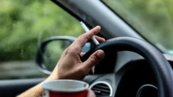Fumatul ar putea fi interzis la volan. Autorităţile din Germania, proiect de lege controversat