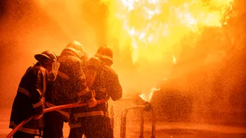 Incendiu de proporţii la o hală din Galaţi: uleiuri şi peleţi cuprinşi de flăcări, pompierii intervin cu mai multe echipaje