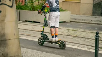 Incident bizar în Capitală: o femeie, prinsă de jandarmi în timp ce tăia frânele unei trotinete electrice în Centru Vechi