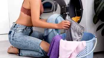 Orele la care este bine să programezi mașina de spălat rufe ca să plătești mai puțin la curent. Programele care te ajută să economisești zeci de lei lunar