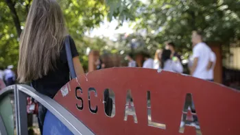Anul școlar 2025-2026: şcoli şi grădiniţe comasate, unele unităţi se închid. Mulți elevi vor ajunge să meargă pe jos kilometri întregi