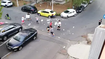 Mizeria lăsată în urmă pe stradă de nişte copii din Sectorul 5 al Bucureştiului a stârnit controverse. 