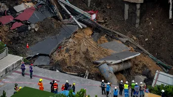Momentul în care un bulevard se prăbuşeşte, în Bangkok. Totul durează doar câteva secunde, se făceau lucrări la metrou