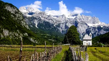 Mulţi români merg în Albania pentru plaje, însă peisajele montane şi satele din vârf de munte te cuceresc imediat. Imaginile publicate de turişti