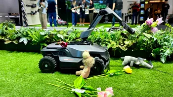 Robotul care schimbă regulile jocului la IFA 2025: mașina de tuns iarba cu braț mecanic