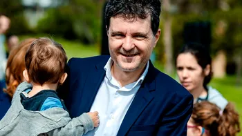 Nicușor Dan, duminică în sânul familiei. Preşedintele României, fotografiat pe Calea Victoriei făcând păpuşi alături de copii
