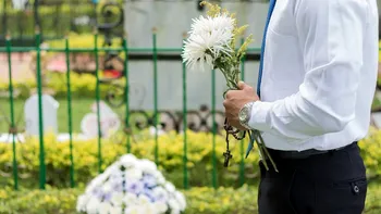 O nouă interdicţie la înmormântări. Coroanele care nu vor mai putea fi duse în cimitire