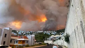 Panică în stațiunile din Antalya din cauza incendiilor: turiști evacuați din hotelurile de lux din Belek: Martor român: „Turcii sunt praf la capitolul protecție”